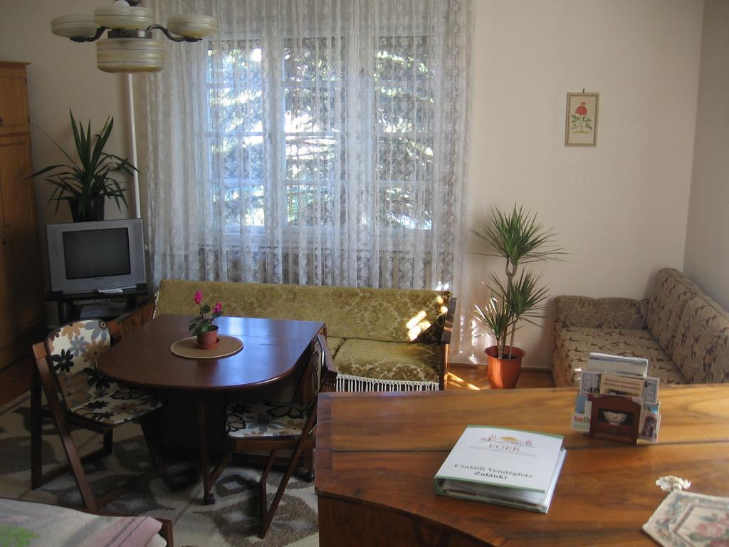 Családi Vendégház Eger Habitación foto