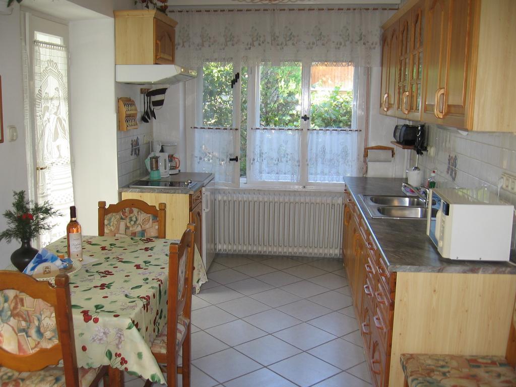 Családi Vendégház Eger Habitación foto